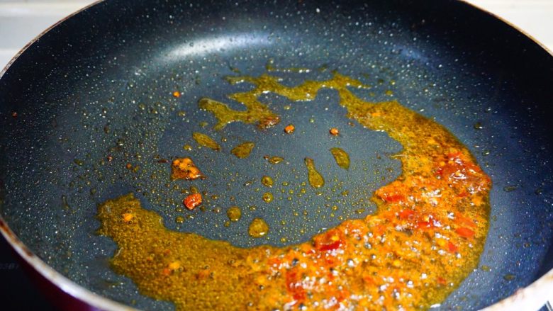 溜肝尖,锅中倒入少许油和郫县豆瓣酱炒出红油