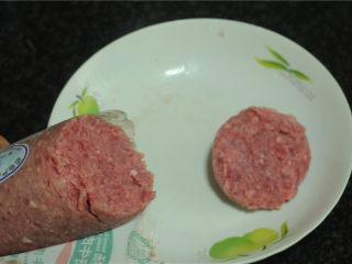 牛肉烧油菜,科尔沁牛肉馅撕开包装后放入碗里