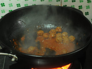 牛肉烧油菜,轻轻翻炒，至丸子均匀裹上酱汁，关火备用