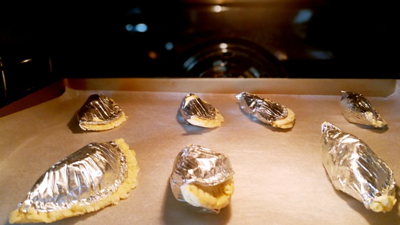 快手芒果酥～蛋挞皮版,放进预热好的烤箱里面，上下火，200度20分钟左右