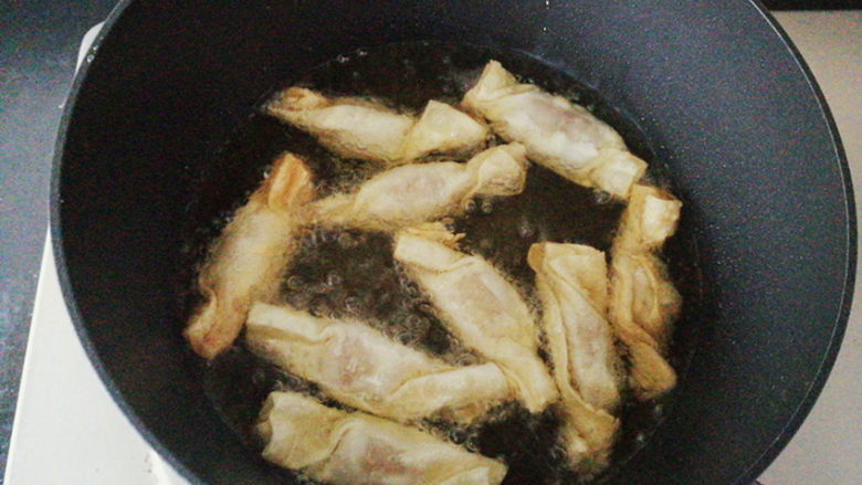 糖果香肠饺,逐个放入香肠饺，用筷子分离下以免炸制过程中粘连