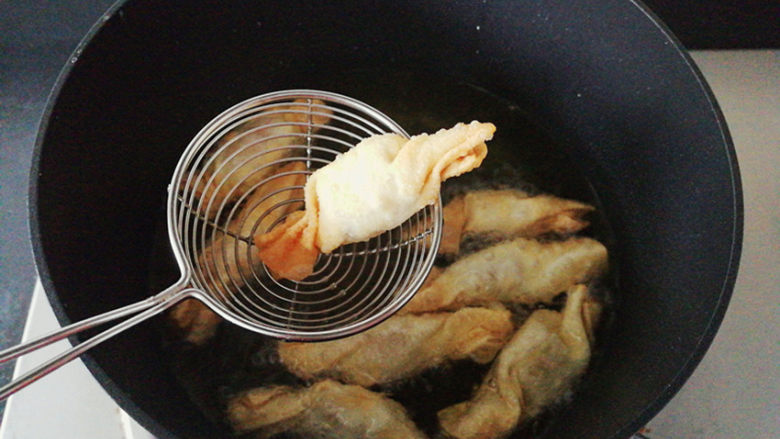 糖果香肠饺,炸至上浮，上色后把香肠饺逐个捞起沥油，放一旁备用
