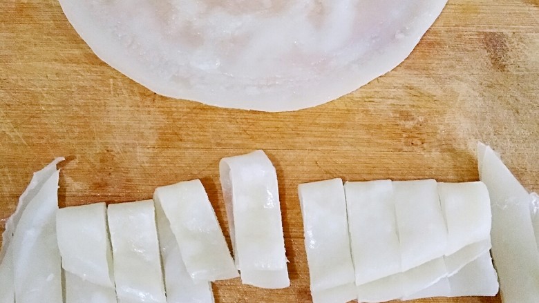 干拌烙面皮（不用洗面不用发酵，史上最简单）,出锅后晾凉，对折叠起，切成自己喜欢的宽窄长条。