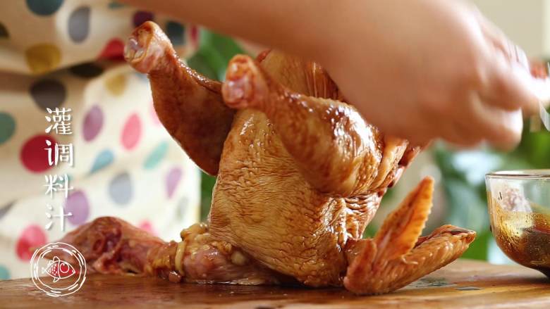 电饭煲烧鸡12m+,在鸡的肚子里灌调料汁，使内外入味均匀~