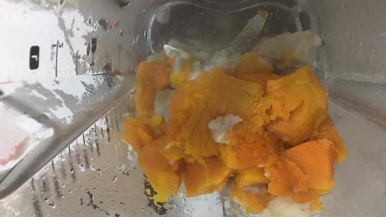 芋香黄金糯米糍——破壁机年味甜品,将南瓜和芋头放入汉美驰破壁机，打成泥！