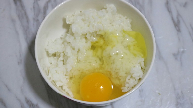 咖喱饭饼卷,将另一枚鸡蛋磕入剩下的二分之一的米饭中，拌匀~