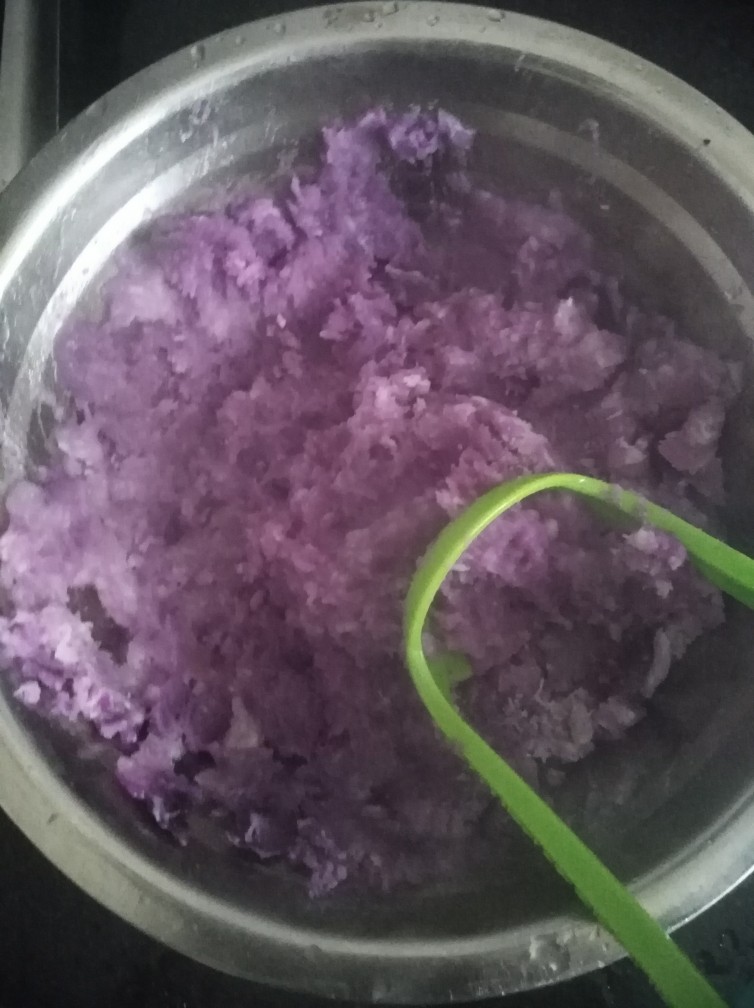 紫薯馒头,把蒸熟的紫薯压碎，成泥状
