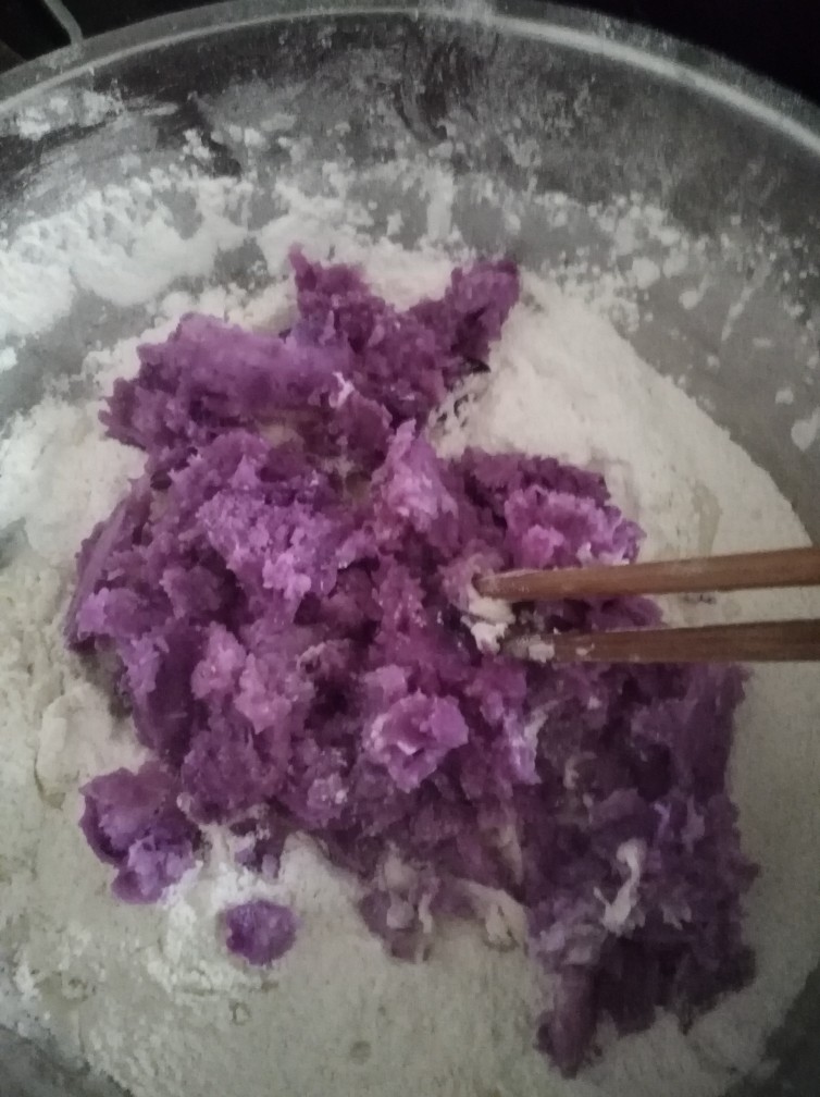 紫薯馒头,把自发面粉，糖，紫薯，放到盆里
