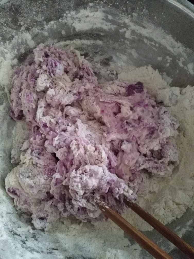 紫薯馒头,加水搅拌，成絮状，揉面团，醒发30到50.分钟，忘记拍图了