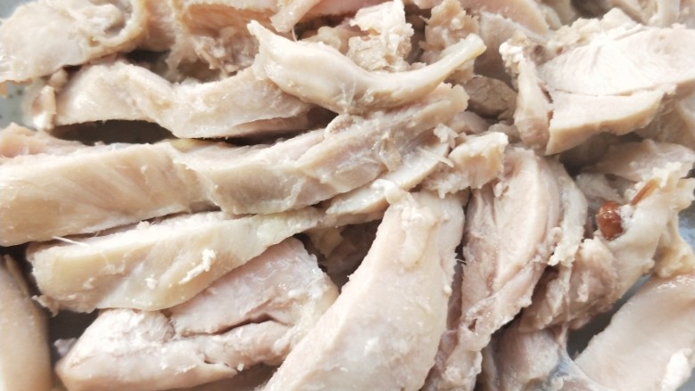 大吉大利香辣口水鸡,切小块，也可以手撕，装盘。