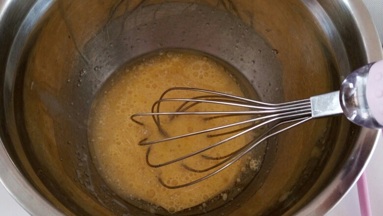 蜜豆戚风,用手动打蛋器搅拌混合，此步骤为乳化，让3者全部融为一体