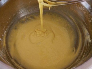 蜜豆戚风,面粉全部拌成糊状无颗粒，蛋黄糊就做好啦