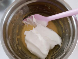 蜜豆戚风,在蛋黄糊中加入3分之一的蛋白，切拌翻拌均匀