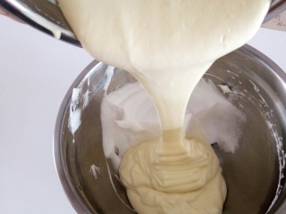 蜜豆戚风,拌匀后全部倒入剩下的蛋白中，继续翻拌切拌均匀