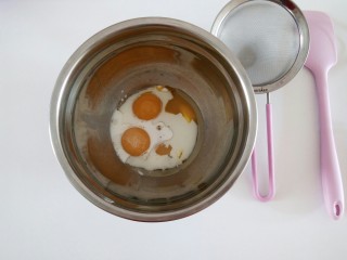 蜜豆戚风,首先在蛋黄盆中加入牛奶和植物油混合均匀