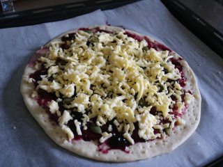 蓝莓酱薄底披萨|在家自己做胜过必胜客,撒上干奶酪；