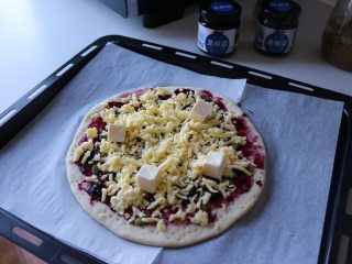 蓝莓酱薄底披萨|在家自己做胜过必胜客,烤箱预热，我使用的卡士烤箱有自动预热功能；