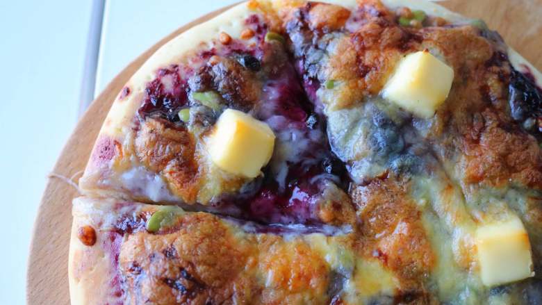 蓝莓酱薄底披萨|在家自己做胜过必胜客,烤好立即取出，挪至晾网；