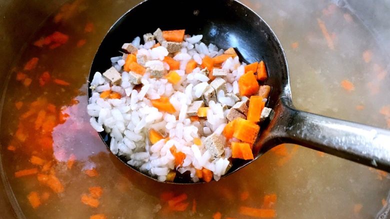 猪肝时蔬粥,放入胡萝卜煮五分钟左右