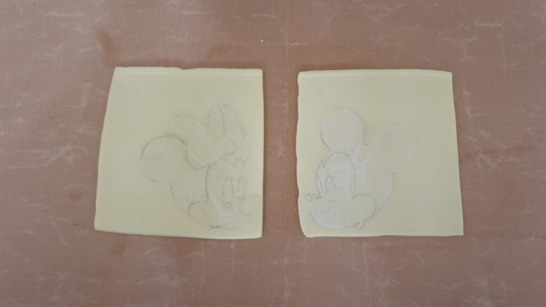 卡通便当—亲亲米奇米妮,用烘焙纸画出米奇米妮的形状，贴上去。
