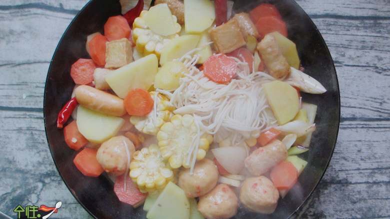 麻辣素干锅,倒入煮好的食材，翻炒均匀