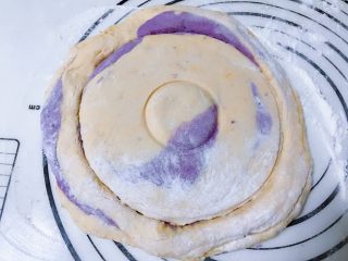 双薯发糕（红薯➕紫薯 揉面版）,用厨房剪或者菜刀根据模具压出来的形状将多余的部分剪掉
