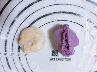 双薯发糕（红薯➕紫薯 揉面版）,从两个面团中揪出大小相同的两个面团