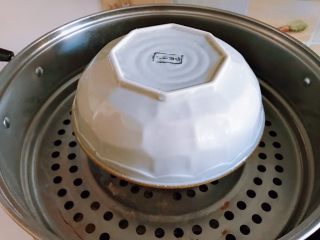 双薯发糕（红薯➕紫薯 揉面版）,冷水入锅，盖一个碗在上面，防止水汽滴进，水开后继续蒸15分钟即可。