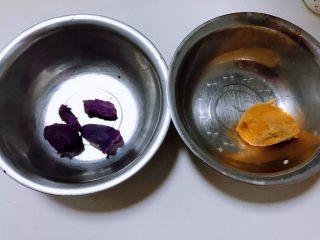 双薯发糕（红薯➕紫薯 揉面版）,紫薯和红薯洗净蒸熟后去皮