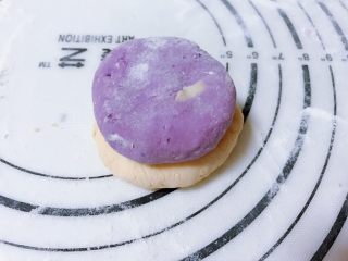 双薯发糕（红薯➕紫薯 揉面版）,将两个小剂子稍微按扁后叠在一起
