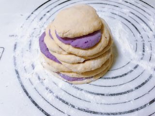 双薯发糕（红薯➕紫薯 揉面版）,剩下的面团用同样的方法全部折叠起来