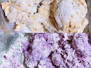 双薯发糕（红薯➕紫薯 揉面版）,将泡好的酵母液分别倒入两个泥中，将面粉调成棉絮状。根据状态调节水量，紫薯的比红薯的的水量要多一些
