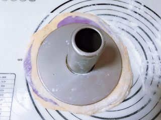 双薯发糕（红薯➕紫薯 揉面版）,用中空模具的中间部分将所有面团按扁成大饼状