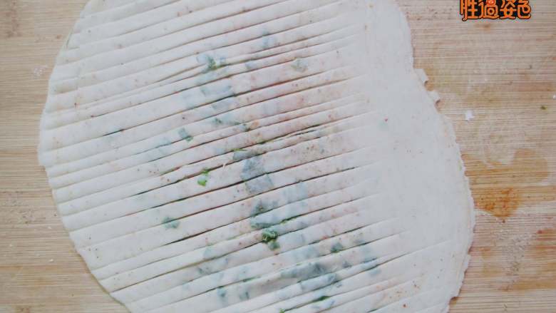 盘丝饼,切成约一厘米宽的条，注意1端不要切断