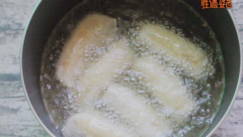 脆皮芝士香蕉卷,油开后，放入油锅炸至两面焦黄就可以捞出来了
