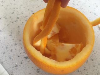 香橙花篮,先装几块橙子将花篮放入