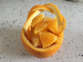 香橙花篮,用橙子肉盖住