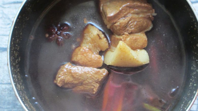 荷叶馍夹肉,大火烧开，转小火焖煮1小时，浸泡一会