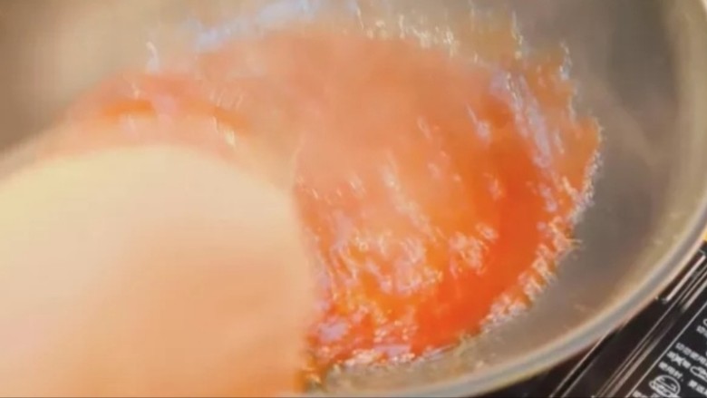 红茄松鼠脆鱼,当酱汁浓稠后，关火，准备浇芡汁。