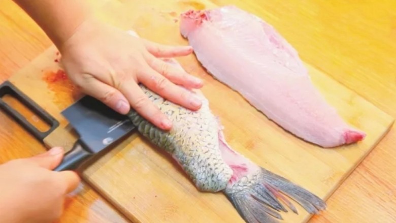 红茄松鼠脆鱼,将<a style='color:red;display:inline-block;' href='/shicai/ 397'>草鱼</a>去头，两面鱼肉分别完整切片，与主鱼骨分离，留下两面鱼肉备用。
鱼尾切下备用;鱼下巴切下备用。
