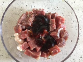 黑椒牛肉粒,用蚝油、黑胡椒腌制