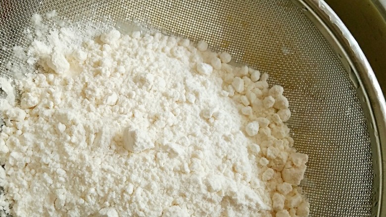 豆乳盒子（平底锅版，无奶油不甜腻）,在搅打均匀的蛋液中筛入80g低粉。