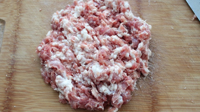 香菇胡萝卜鲜肉包,利用面团发酵的时候准备馅料:猪肉剁成肉馅