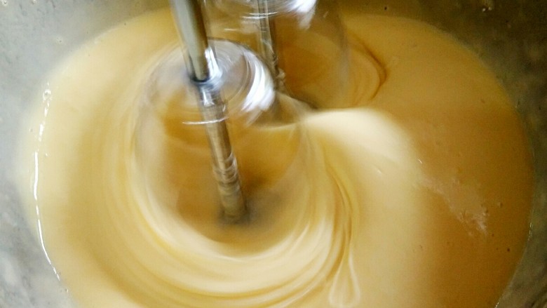 豆乳盒子（平底锅版，无奶油不甜腻）,用电动打蛋器搅打均匀至无颗粒状粉糊备用。