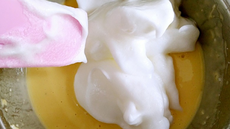 豆乳盒子（平底锅版，无奶油不甜腻）,将三分之一的打发蛋白加入步骤6打好的粉糊中。