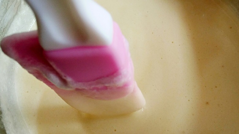 豆乳盒子（平底锅版，无奶油不甜腻）,用硅胶搅拌刀翻来翻去的搅拌，注意一定不要画圈搅拌！