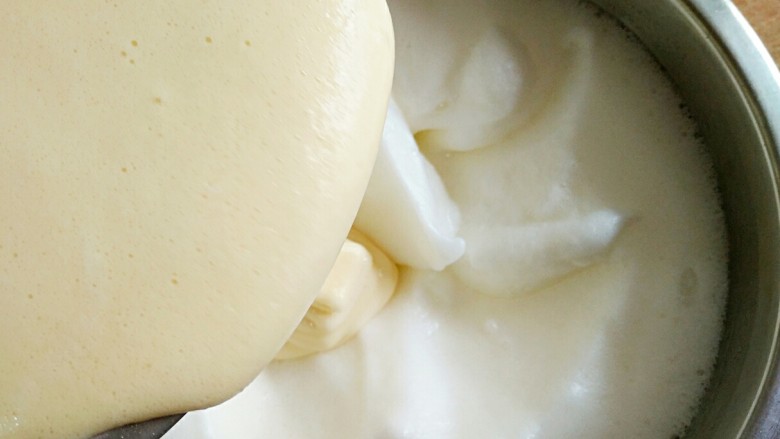 豆乳盒子（平底锅版，无奶油不甜腻）,将上面步骤中搅拌均匀的粉糊再倒入剩下的三分之二的打发蛋白中。