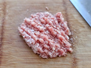 香菇糯米珍珠丸子,猪肉剁成肉糜放入容器中