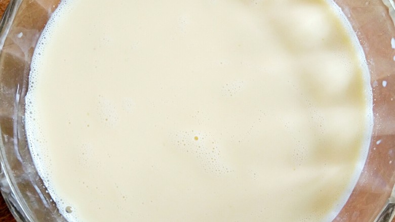豆乳盒子（平底锅版，无奶油不甜腻）,用蛋抽搅打均匀至无颗粒状。