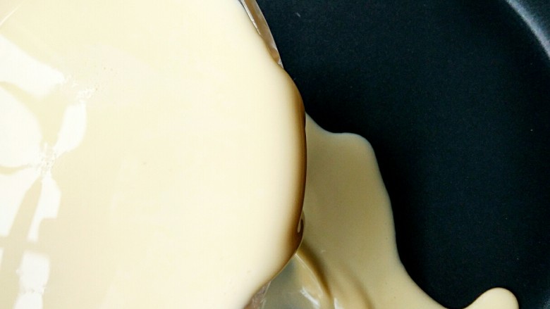 豆乳盒子（平底锅版，无奶油不甜腻）,将搅打好的豆乳倒进平底锅中。